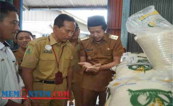 Pastikan Stok Beras Aman, Wabup Syah Tinjau Ketersediaan Beras di Gudang Bulog