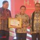 Bupati Lumajang Terima Anugerah Upakarti Tinarbuka Artheswara untuk Kategori Bupati