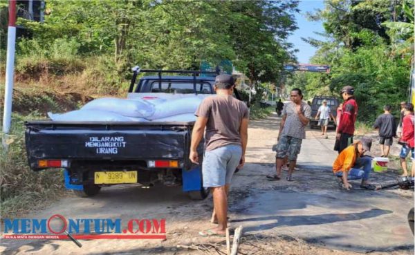 Jalan Hubung Kecamatan Tak Kunjung Diperbaiki, Warga Brabe Probolinggo Swadaya Tambal Jalan 800 Km