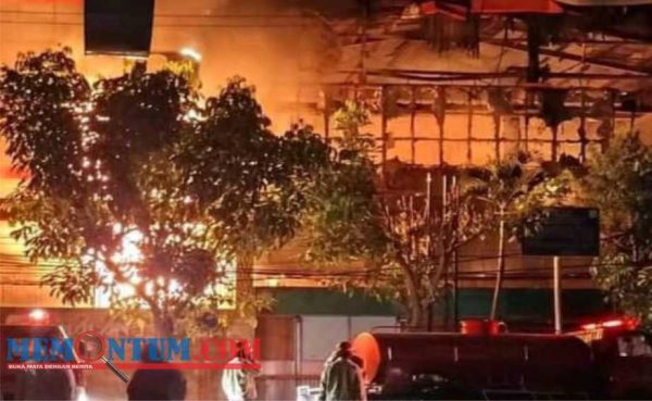 Kebakaran Hebat Hanguskan Bangunan Tiga Lantai Malang Plaza