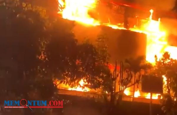 Petugas PMK Terus Berjuang Padamkan Api di Malang Plaza