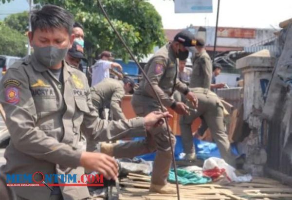 Tak Gubris Peringatan, Satpol PP Kota Batu Tertibkan Lapak PKL di Jalan Dewi Sartika