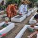 Puluhan Umat Buddha Vihara Dhammadipa Arama Kota Batu Tabur Bunga di TMP Suropati