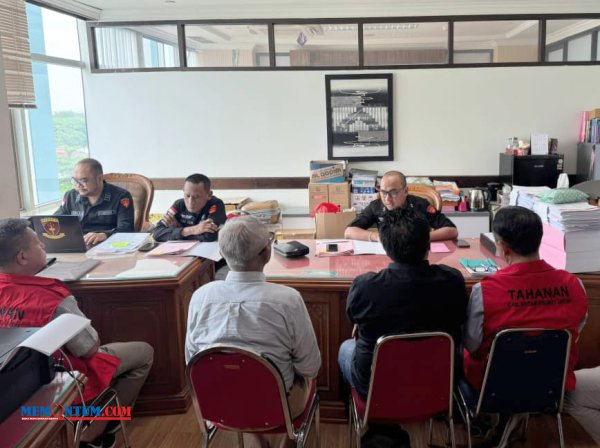 TIPIKOR: Momen saat penyerahan dua tersangka dugaan korupsi pengadaan tanah. (kejari for memontum)