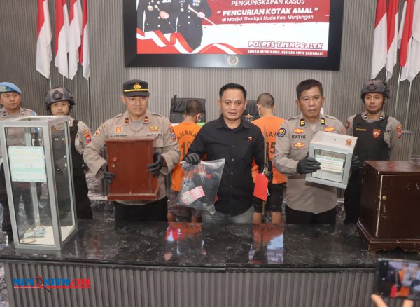 KOTAK AMAL: Petugas Polres Trenggalek saat merilis pelaku dan barang bukti kotak amal. (memontum.com/mil)